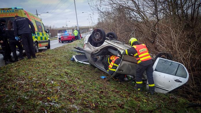Řidič se chtěl vyhnout zvěři. Nehoda skončila tragicky, spolujezdkyně zemřela