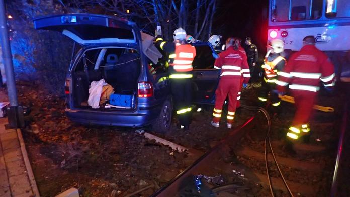 Auto vjelo v Opavě pod rozjetý vlak, ženu museli hasiči vystříhat
