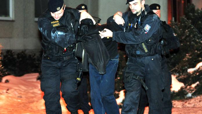 Ze zmlácení policisty v Chánově byl obviněn první Rom (32), dalšího propustili