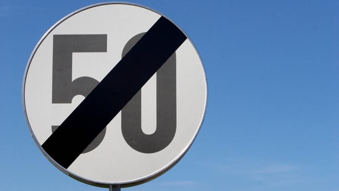 Po městě jen 30 km/h. Paříž skoncovala s padesátkou, chtěli byste to i u nás?