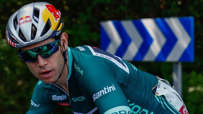 Těžký pád hvězdného cyklisty. Držitel dvou trikotů narazil do skály