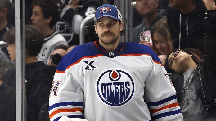 Zklamaný brankář Stuart Skinner na střídačce Edmontonu