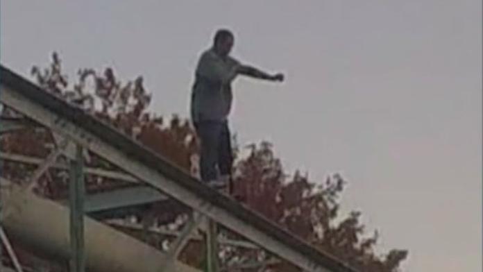 Sebevrah stál na mostě s oprátkou na krku