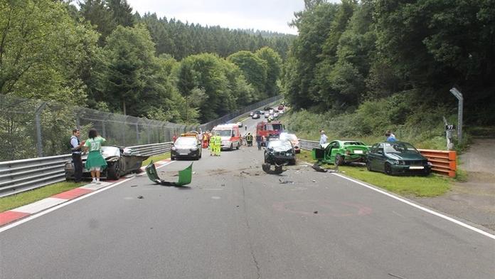 VIDEO: Na olejové skvrně havarovalo na Nordschelife 10 aut