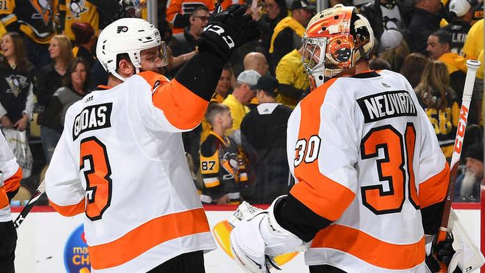 Neuvirth pomohl Flyers odvrátit vyřazení. Gudas se porval! VIDEO