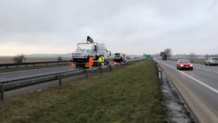 Dálnice D8 byla uzavřena. Jeřáb vyprošťoval havarovanou dodávku