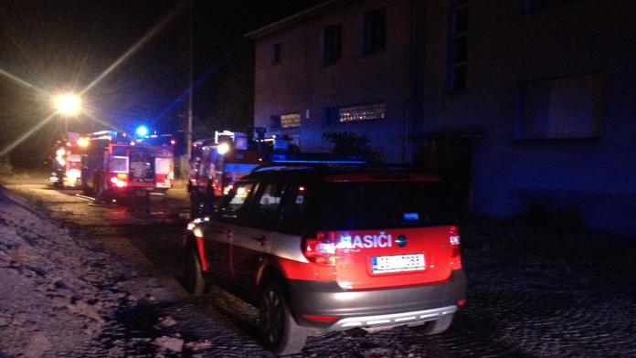 Několik jednotek hasičů bojovalo s nočním požárem u nádraží v Českém Brodě!