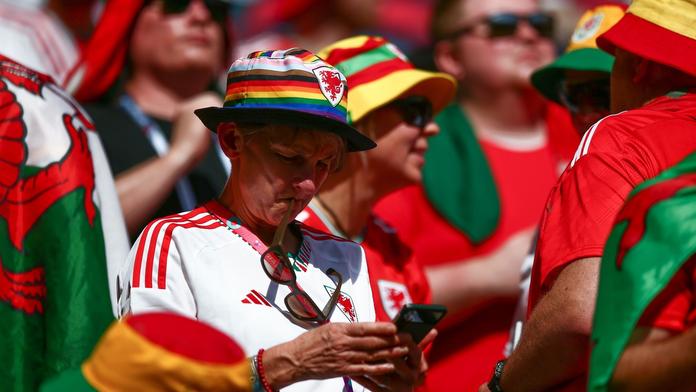FIFA povolila duhové barvy v Kataru. Velšané si prosadili své kloboučky