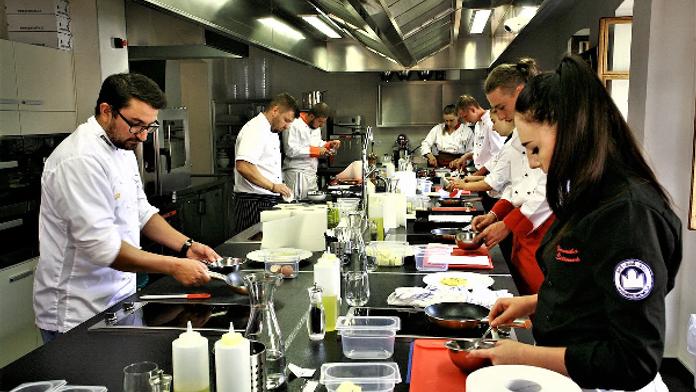 Proniknou ženy mezi gastronomickou elitu? Naznačuje to soutěž KU Young Chef 2019