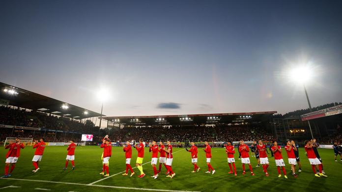 Freiburg díky skvělé první půli zničil Augsburg. Poskočil tak do první pětky
