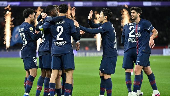 Fotbalisté PSG slaví gól