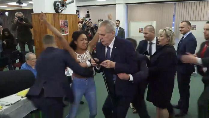 Tohle je žena, která zaútočila na prezidenta! Nebyl to její první atak