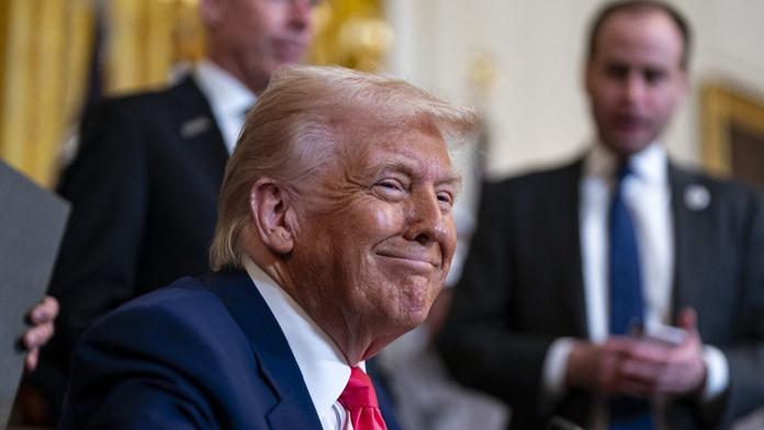 Trump neskrývá výsměch: Volají mi světoví vůdci a líbají mi zadek