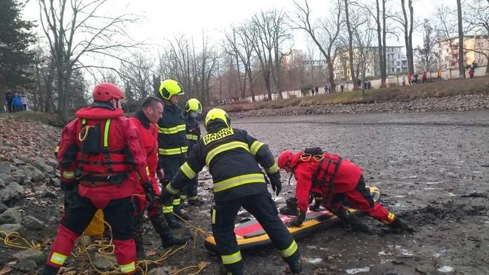 Vypuštěný rybník se stal pastí pro malého chlapce! Pomohli mu hasiči