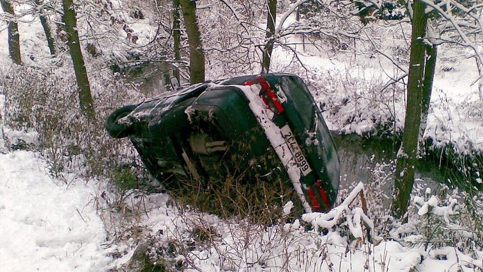 Smrtelná nehoda! Předjížděl a zabil se o strom