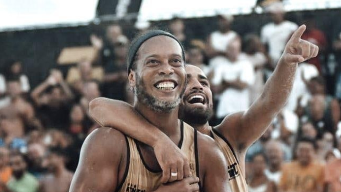 Kouzlili jako za mlada. Ronaldinho s Romariem předvedli na písku své umění