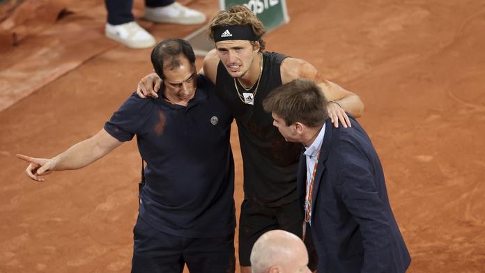 Po ošklivém zranění operace. Zverev nejspíše vynechá i Wimbledon