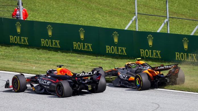 Max Verstappen (vlevo) vytlačil z trati Landa Norrise