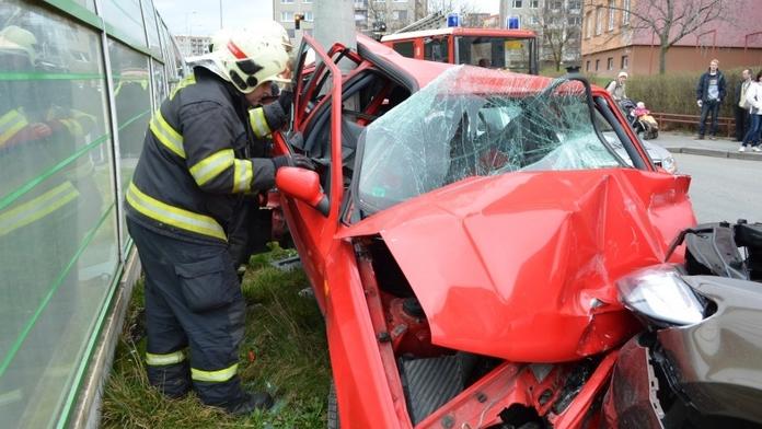 Rozsekat zaparkované auto? To už je "umění". Pražská řidička to dokázala