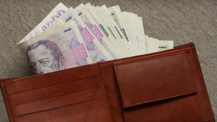 Na zastávce ležela peněženka se skoro 100 tisíci. Poctivá žena vše odevzdala