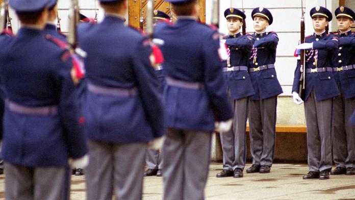 Člen Hradní stráže skončil v nemocnici: Spadl ze stráně