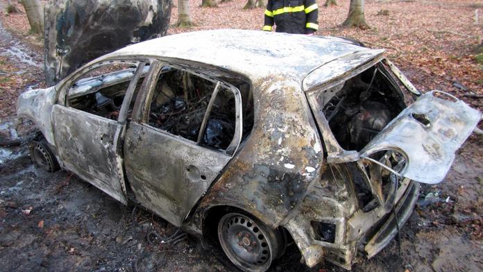 Túrovala motor zapadlého auta tak dlouho, až chytlo a shořelo