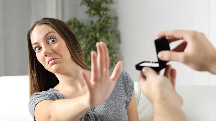 ANKETA: Ženu rozzuřil její partner. Chtěl ji požádat o ruku s prstenem po bývalce