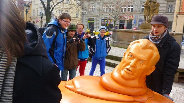 Miloš Zeman má v Praze novou sochu! Co vám připomíná?
