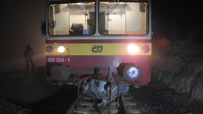 Vtipálek natlačil na přejezd kontejner. Trať bude stát do rána