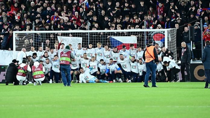 Divoké oslavy postupu v kabině. Pivo teklo proudem, s týmem slavila i Rolins