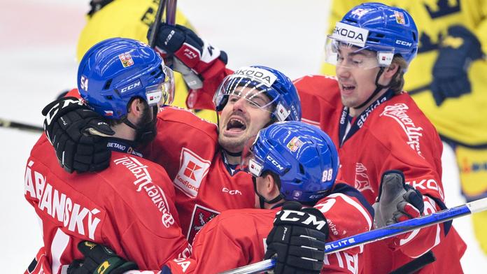 Hokejisté Česka slaví gól proti Švédsku na Karjala Cupu