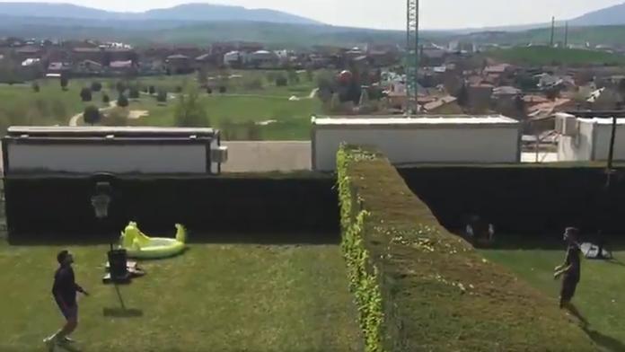 Fotbalisté Osasuny si poradili s tréninkem. Hrají nohejbal přes plot