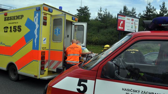 DĚSIVÁ NEHODA! Auto vylétlo ze silnice. Zemřel v něm člověk!
