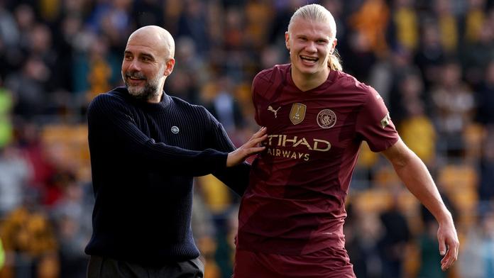 Kouč Manchesteru City Pep Guardiola (vlevo) a útočník Erling Haaland