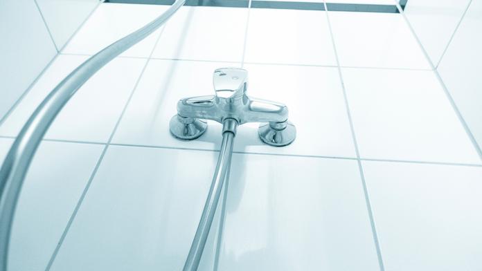 Velmi nepříjemné překvapení! Mladá žena objevila v koupelně hotelu malou kameru