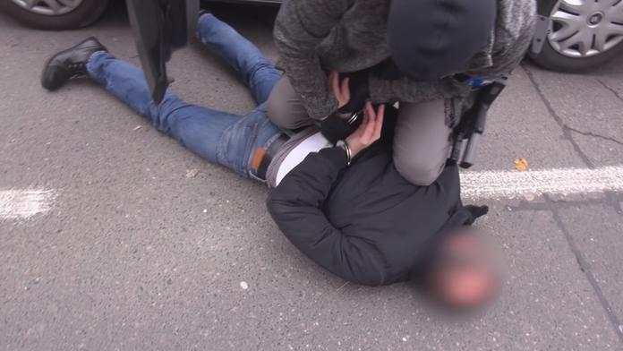 Hrozil smrtí, pak rozkopl dveře a vloupal se do policejní služebny!