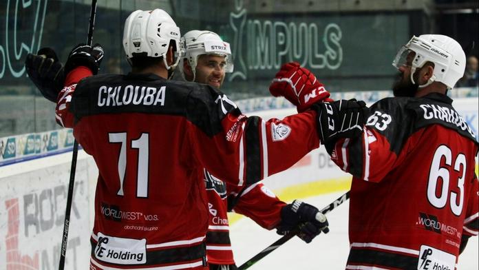 99 střel, 23 gólů a deset hráčů soupeře v poli. Chomutov si v kraji zastřílel