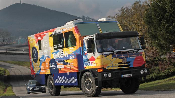 Policie v Íránu zadržela členy výpravy Tatra kolem světa. Mohl za to dron
