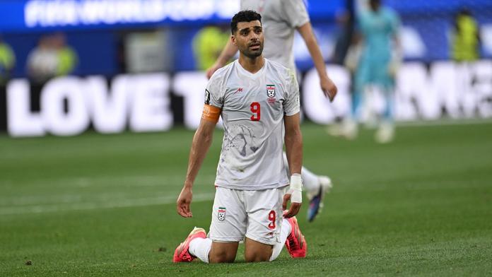 Kapitán Íránu Mehdi Taremi na kolenou