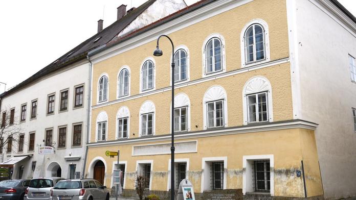 Hitlerův dům lidé chtěli srovnat se zemí! Teď v něm budou policisté