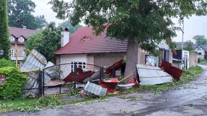 Účet po pondělní bouři. Vichřice trhala střechy, kroupy zasypaly ulice