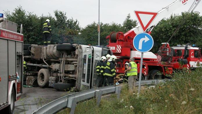 Převrácený kamion zatarasil odbočku z Pražského okruhu