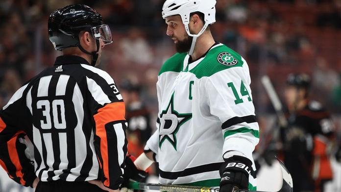 K.O. v prvním kole! Rozhodčí složil na led hvězdu NHL