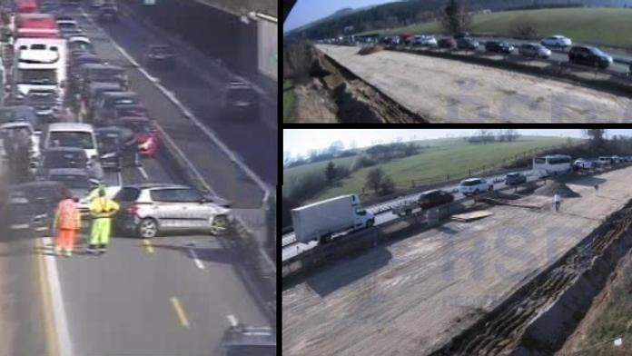 Nehoda čtyř aut blokovala dálnici D1, doprava na Prahu stála