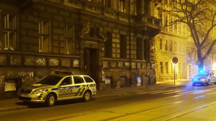 Divná smrt. Muž si v pražském bytě napouštěl vanu, zkolaboval a utopil se