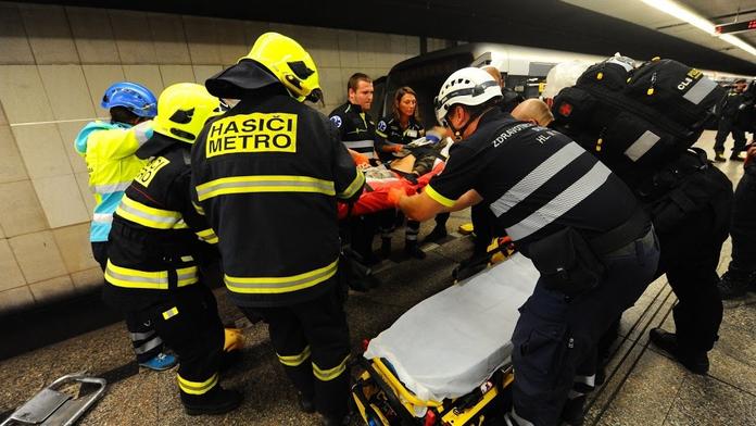 Na Florenci spadl muž pod soupravu. Na místě zemřel, metro stálo
