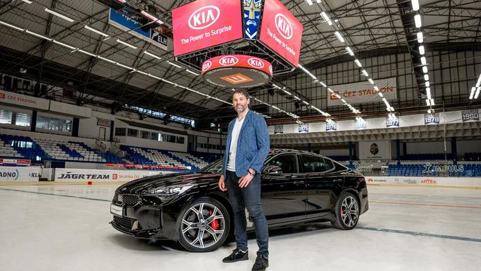 Jágr má dvě nové káry. Dá přednost elektrice nebo 370 koním, co myslíte?