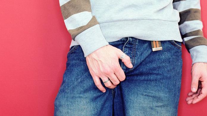HOROROVÝ ÚRAZ: Dělník si při řezání koberců uřízl penis