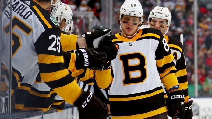 Pastrňák si podmanil Winter Classic! Philadelphia se dál trápí
