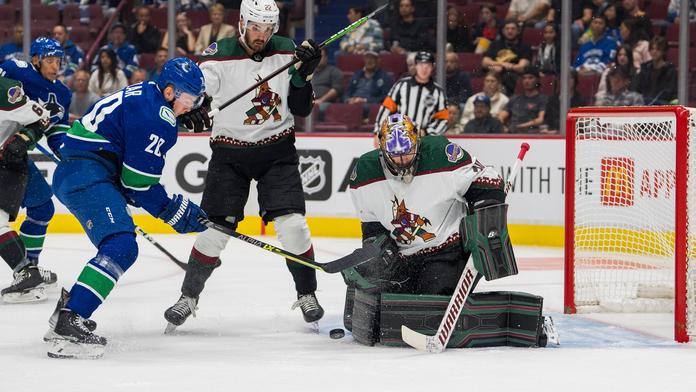 Zohorna si připsal první bod za Calgary, Vejmelka dostal čtyři góly od Canucks